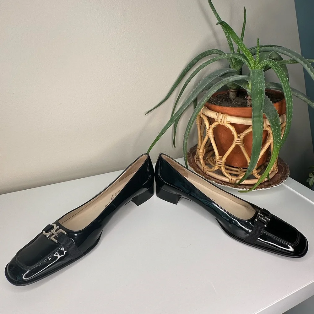 SALVATORE FERRAGAMO Vintage Letizia Black Patent Leather Pumps 7.5B | Gancini - Picture 3 of 10